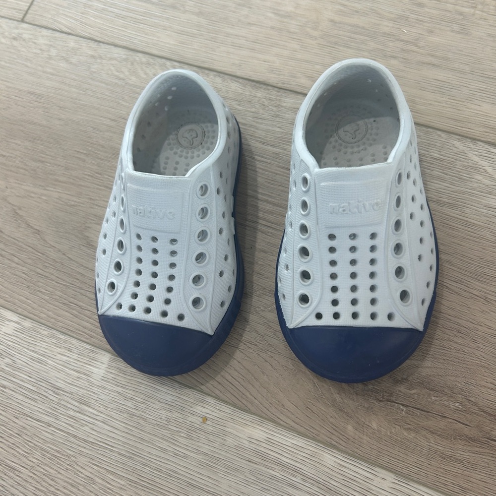 Native Kids Water Shoes - White and Navy
